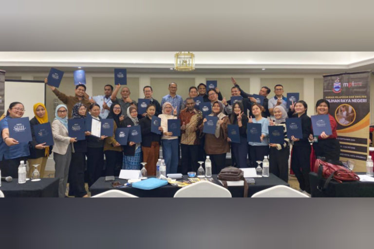 31 pengamal media tamat Kursus Pelaporan dan Analisis Pilihan Raya Negeri