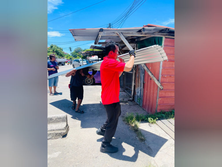 Gagasan Rakyat Tanjung Aru hulur bantuan atap dan kayu kepada penduduk terjejas ribut