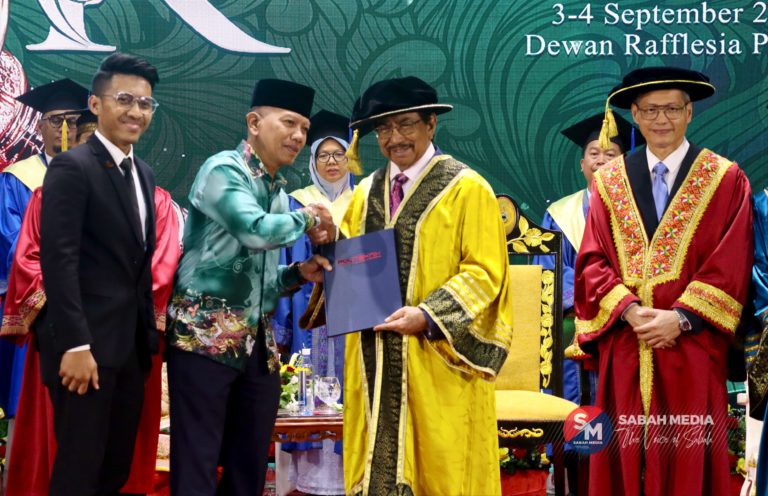 Bapa sebak terima Diploma anak