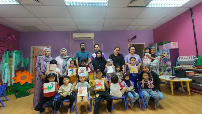 2. Sesi bergambar bersama ibu bapa dan kanak-kanak.