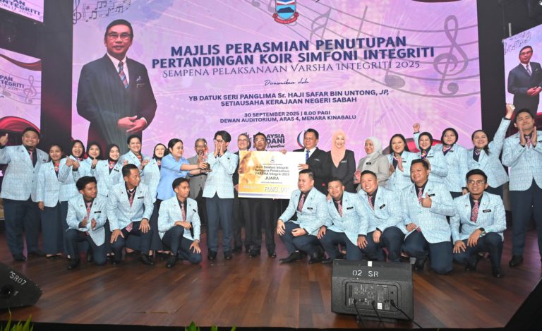 KKR, Pejabat Hal Ehwal Dalam Negeri & Penyelidikan rangkul johan Koir Simfoni Integriti 2025