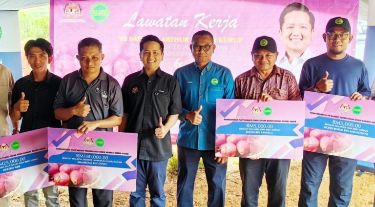 Empat usahawan tani bawang merah terima Geran RM215,000