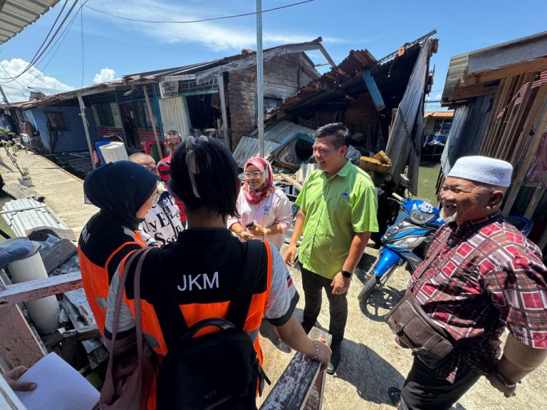 George Hiew bantu mangsa ribut di Kampung Bokara