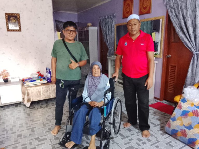 George Hiew sumbang kerusi roda bantu warga emas di Karamunting