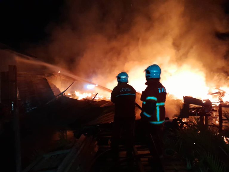Tiga rumah musnah terbakar di Kampung Sarip