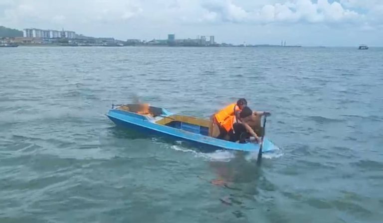 Bot pam tiba-tiba terbakar, dua individu sempat diselamatkan