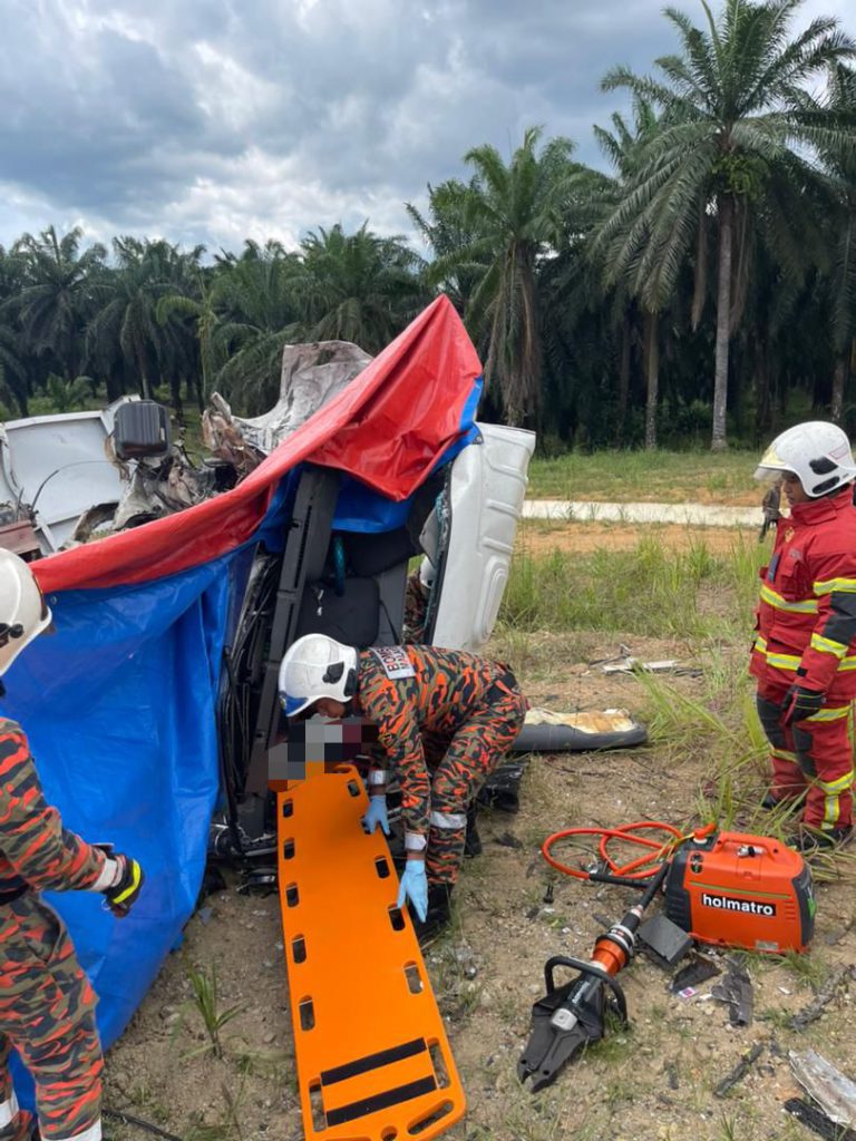 Pemandu lori, wanita maut dalam nahas tiga kenderaan
