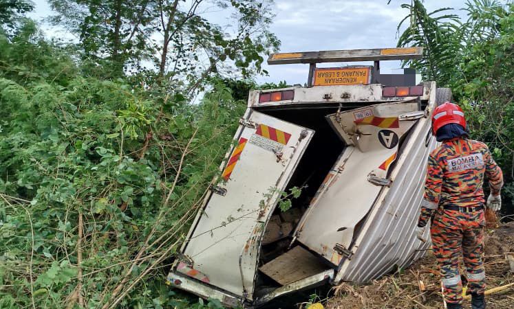 Lori bawa muatan minyak masak terbabas, pemandu maut tercampak