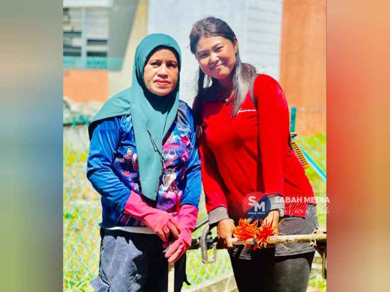Dua wanita bersaudara buktikan mampu cari rezeki dengan mesin rumput