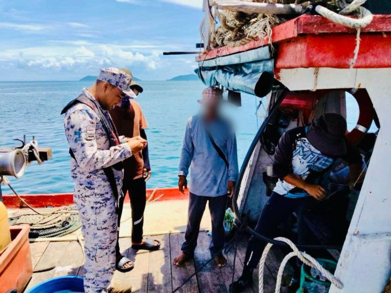 Vesel nelayan beroperasi terlalu dekat pantai ditahan