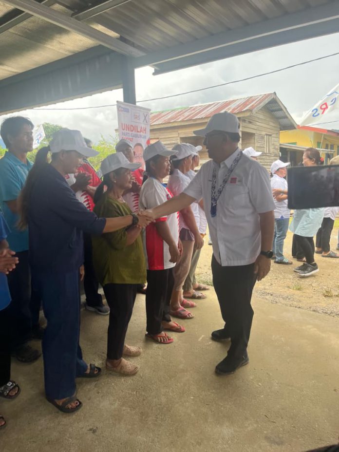 Abdul Ghani bersalaman dengan penduduk Kampung Salarom Taka, Sepulut