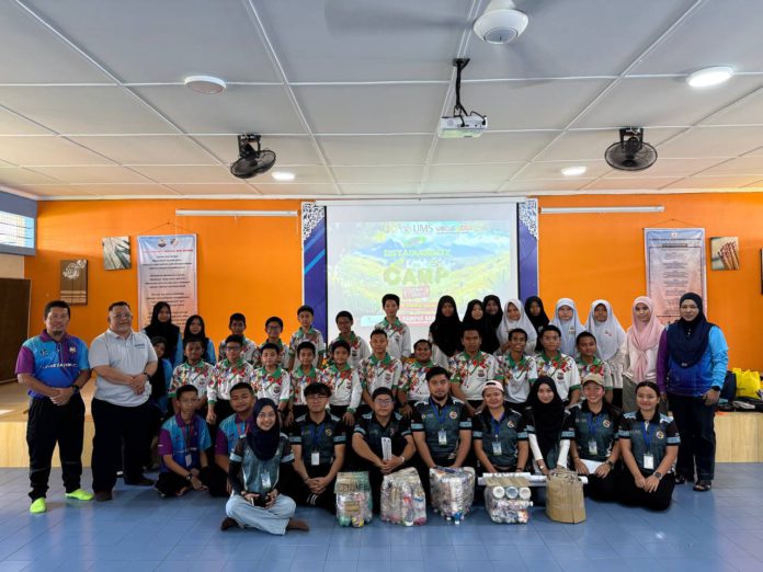 Gambar 2 Aktiviti Bengkel Eco-Bricks - From Trash to Treasure yang diketuai pelajar Fakulti Kejuruteraan, UMS. (1)