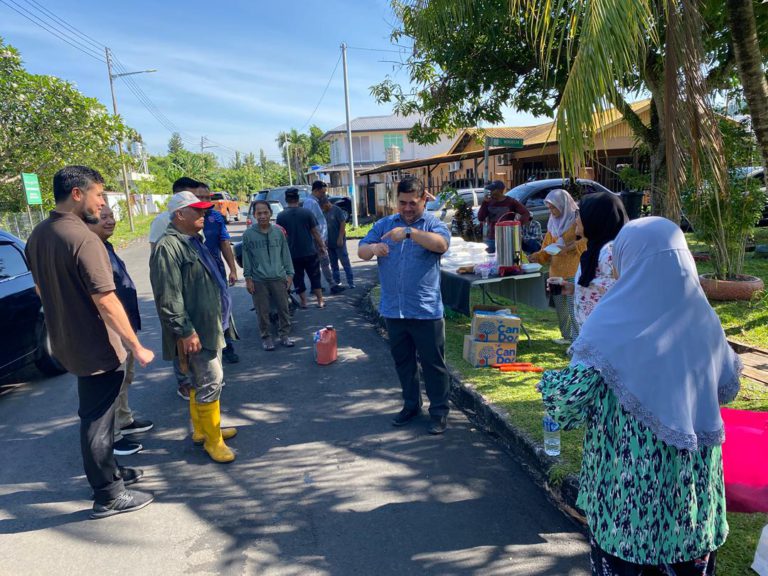 Gotong royong perkukuh ukhuwah dan kebersihan Putatan — Shahelmey