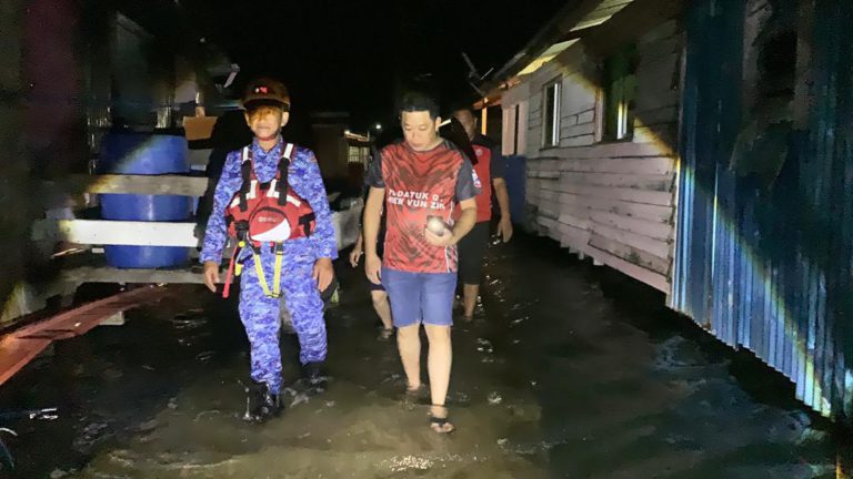 Air pasang besar landa empat kampung atas air di Sandakan