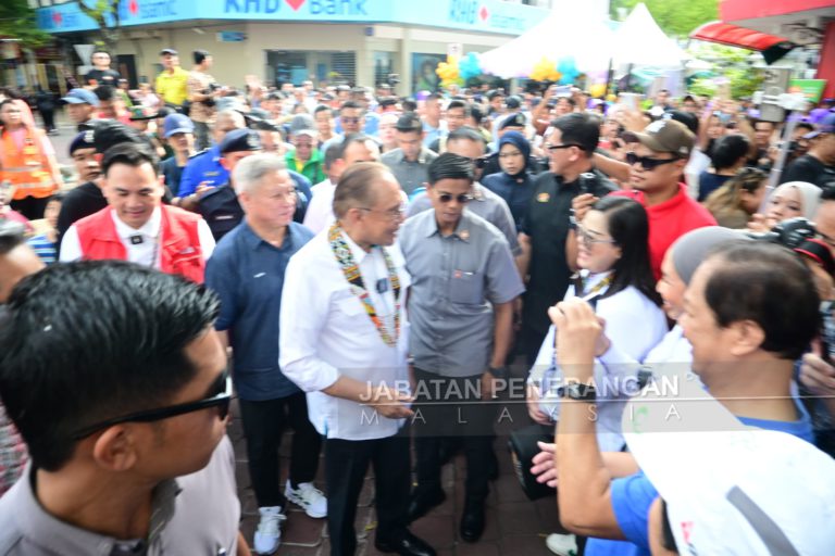 PM Anwar tinjau Tamu Jalan Gaya