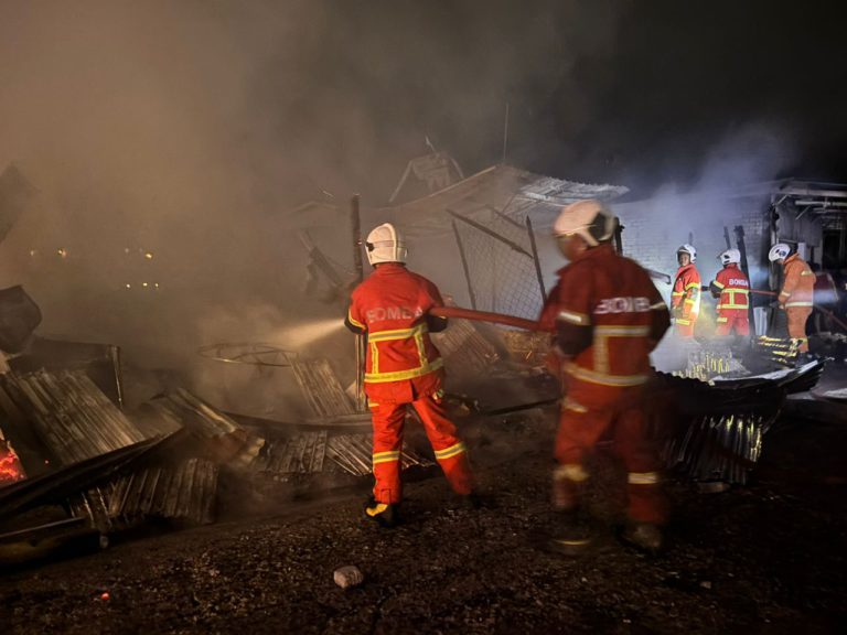 Enam lot kedai jenis tidak kekal musnah terbakar di Tawau