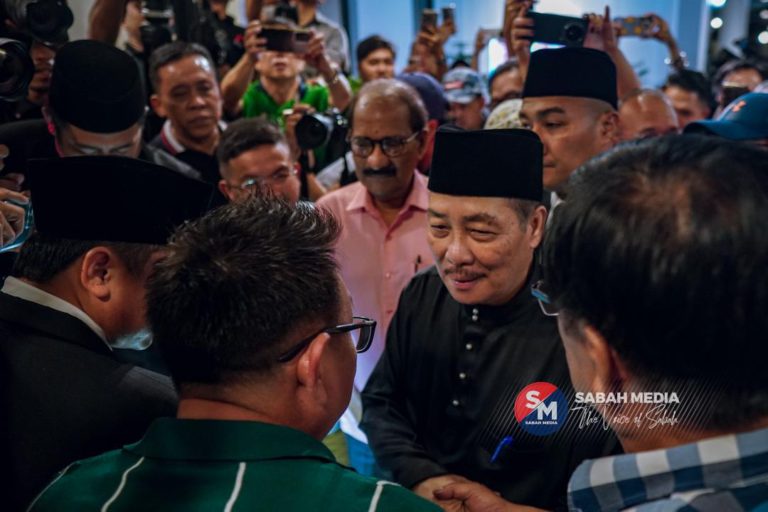 Hajiji tiba di Seri Gaya disambut meriah penyokong GRS