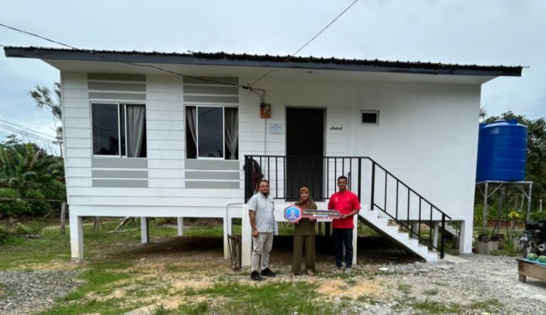 Dari rumah bocor ke kediaman baharu, ibu tunggal syukur terima rumah SMJ