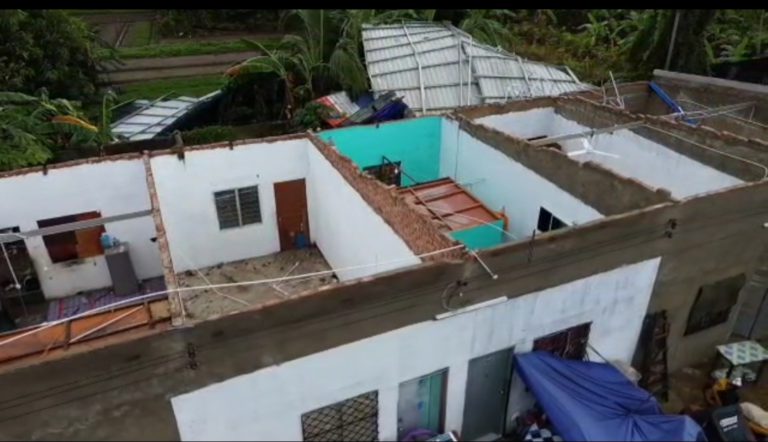 Atap lima rumah tercabut, hujan serta angin ribut musnahkan rumah penduduk
