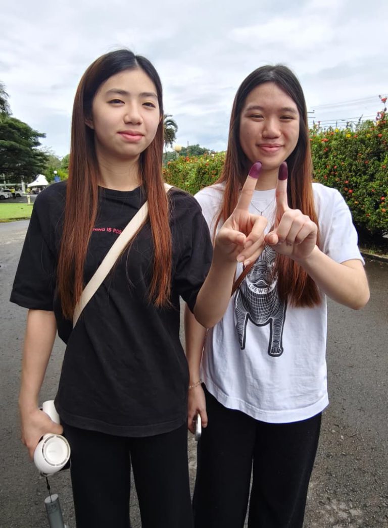 Pengundi warga emas dan belia Luyang bersemangat jalankan tanggungjawab mengundi