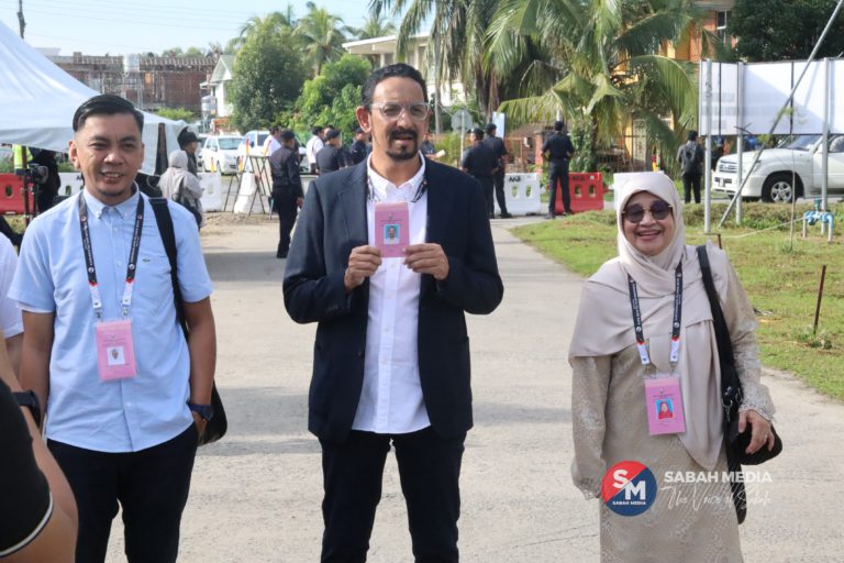 PRU Sabah : Razali, Arsat serah borang pencalonan di Dewan Maksak Likas