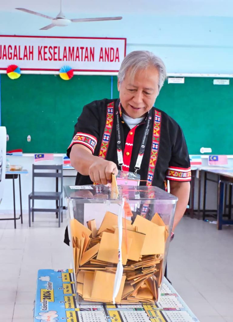 Anifah selesai buang undi di SMK Bongawan