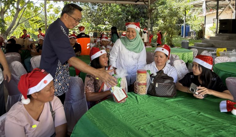 300 keluarga di Matunggong terima pek perayaan Yayasan PETRONAS