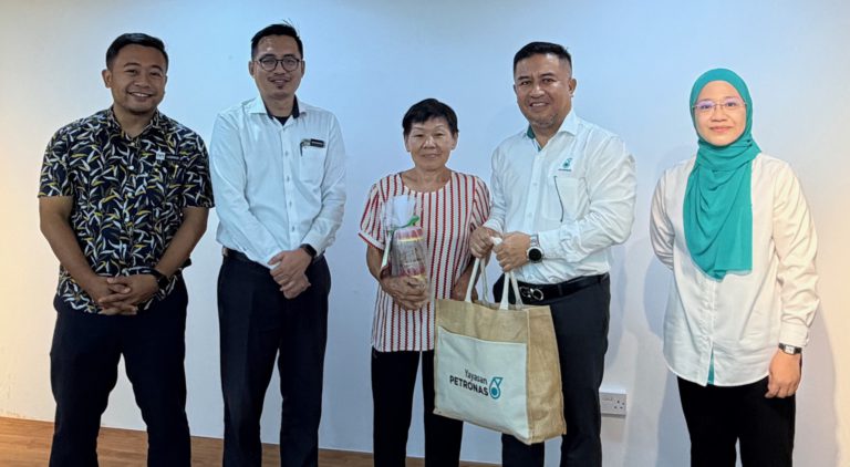 Yayasan PETRONAS bawa keceriaan Krismas kepada 100 keluarga di Labuan