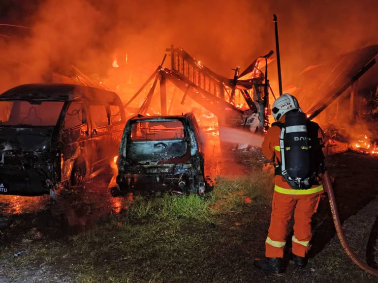 Rumah, 4 kenderaan, 6 motosikal musnah terbakar di Beaufort
