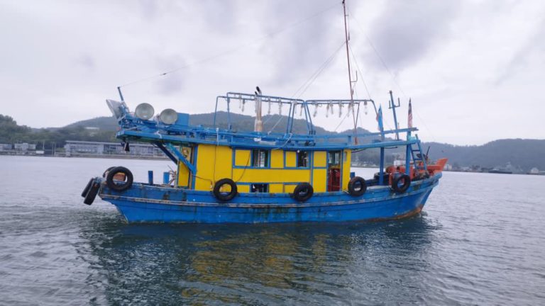 Maritim Malaysia tahan bot lampu tangkap ikan secara haram
