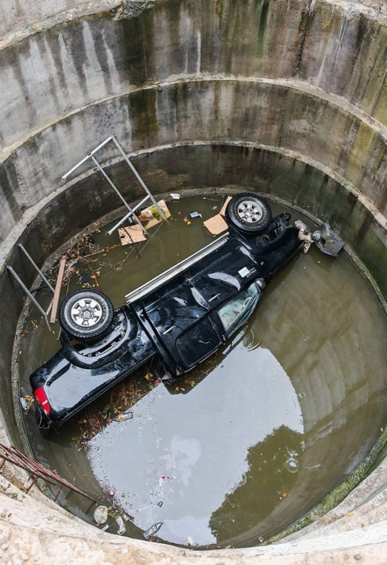 Penumpang maut, pemandu cedera, pacuan empat roda terbabas dalam lubang pembentungan