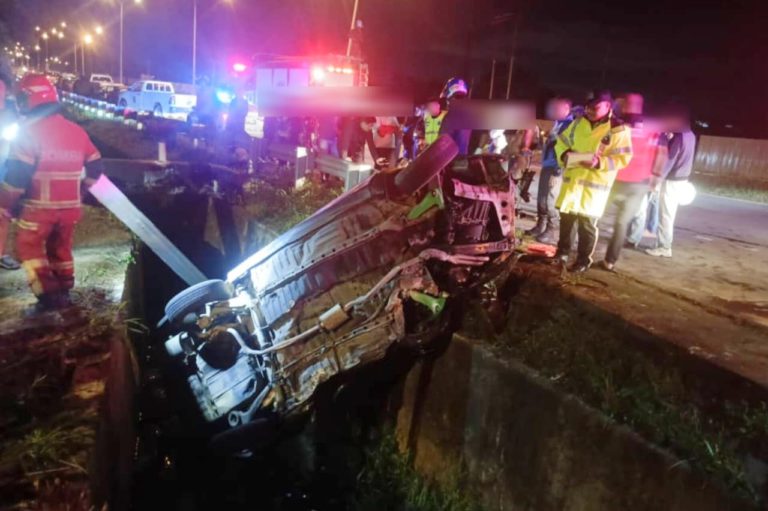 Dua maut, motokar bertembung 4WD di simpang lampu isyarat Sabindo