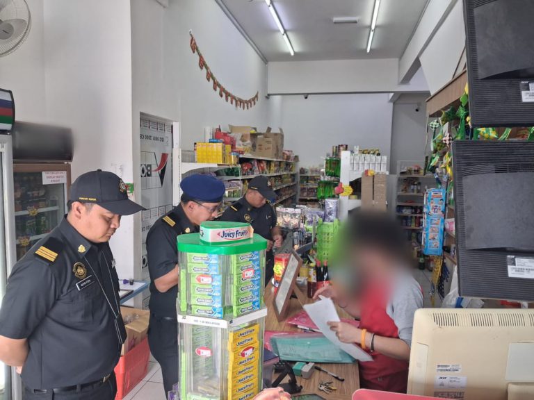 Dua peniaga runcit dikompaun gagal pamer tanda harga