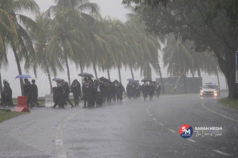 Tetap berarak walau hujan