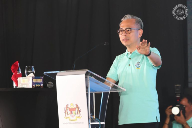 Ibu bapa perlu ambil peranan kawal penggunaan internet anak-anak – Fahmi