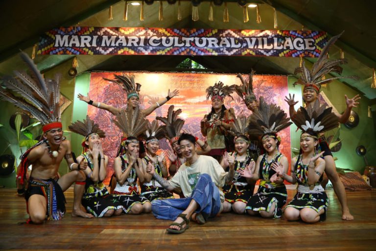 Pelukis Jepun abadikan keindahan budaya Sabah dalam karya seni airbrush