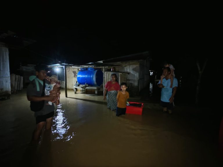 Bomba bantu pindahkan 18 mangsa terjejas banjir di Tenom