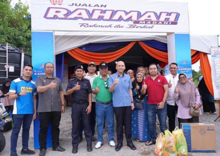 Armizan merakamkan gambar bersama penduduk Kawang semasa Program Jualan Rahmah MADANI di kawasan DUN Kawang itu.