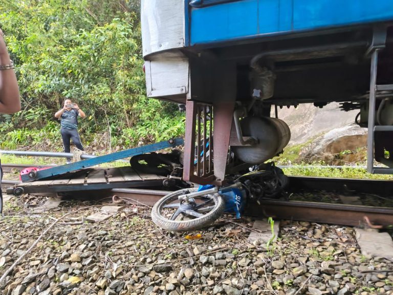 Kecuaian pemandu punca kemalangan kereta api langgar motor troli di Tenom
