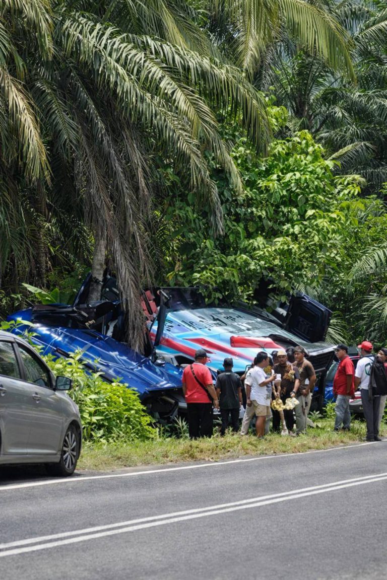 Bas express terbabas, semua penumpang selamat