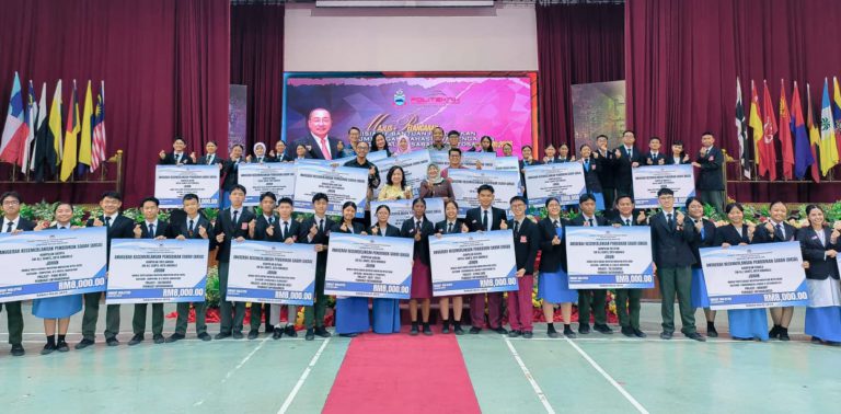 Pasukan STEM Warriors SM All Saints terima Anugerah Kecemerlangan Pendidikan Sabah