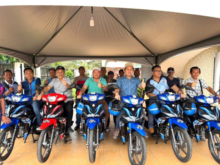 Enam pemuda terima motorsikal baru sumbangan Ketua Menteri