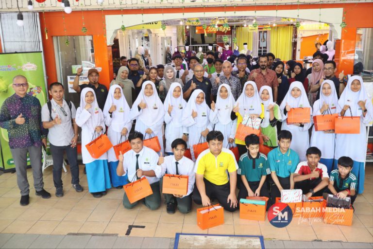 PIBG SMK Maktab Sabah santuni 30 pelajar asnaf sempena Aidilfitri