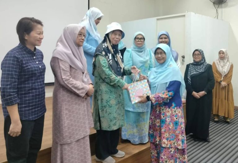 Wanita GRS Sabah santuni asnaf melalui Program Penyerahan Bakul Makanan