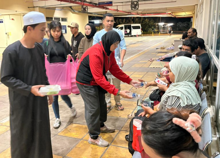 Program Singgah Sahur santuni petugas kesihatan, pasukan keselamatan dan gelandangan