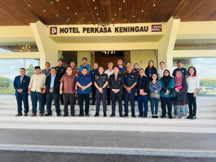 Gambar 2- Sesi fotografi Pengerusi Tetap bersama Jawatankuasa