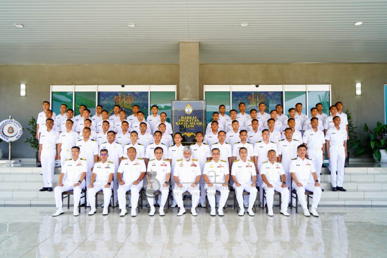52 anggota TLDM terima lencana kepakaran kapal selam
