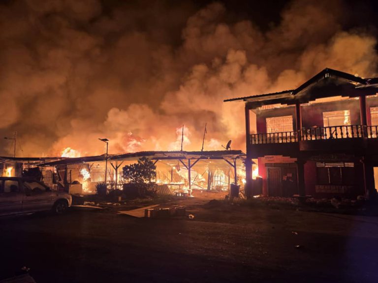 200 rumah atas air musnah dalam kebakaran di Kg Bahagia