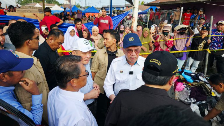 Ketua Menteri iring Perdana Menteri santuni mangsa kebakaran Kampung Bahagia Sandakan