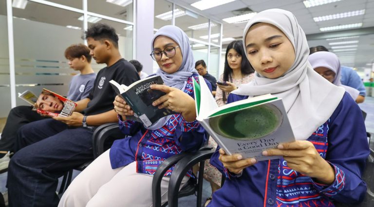 Warga UMS jayakan ‘Jom Baca’, lancar kapsul masa digital 2035